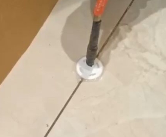 兴隆台瓷砖空鼓维修公司专业解答瓷砖在铺贴过程中，如果没有涂抹均匀到位的粘结材料（如水泥砂浆或瓷砖胶），可能会导致以下问题