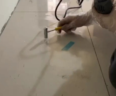 兴隆台瓷砖开裂维修公司专业分享瓷砖在铺贴前如果没有沥干水分，将会导致以下问题